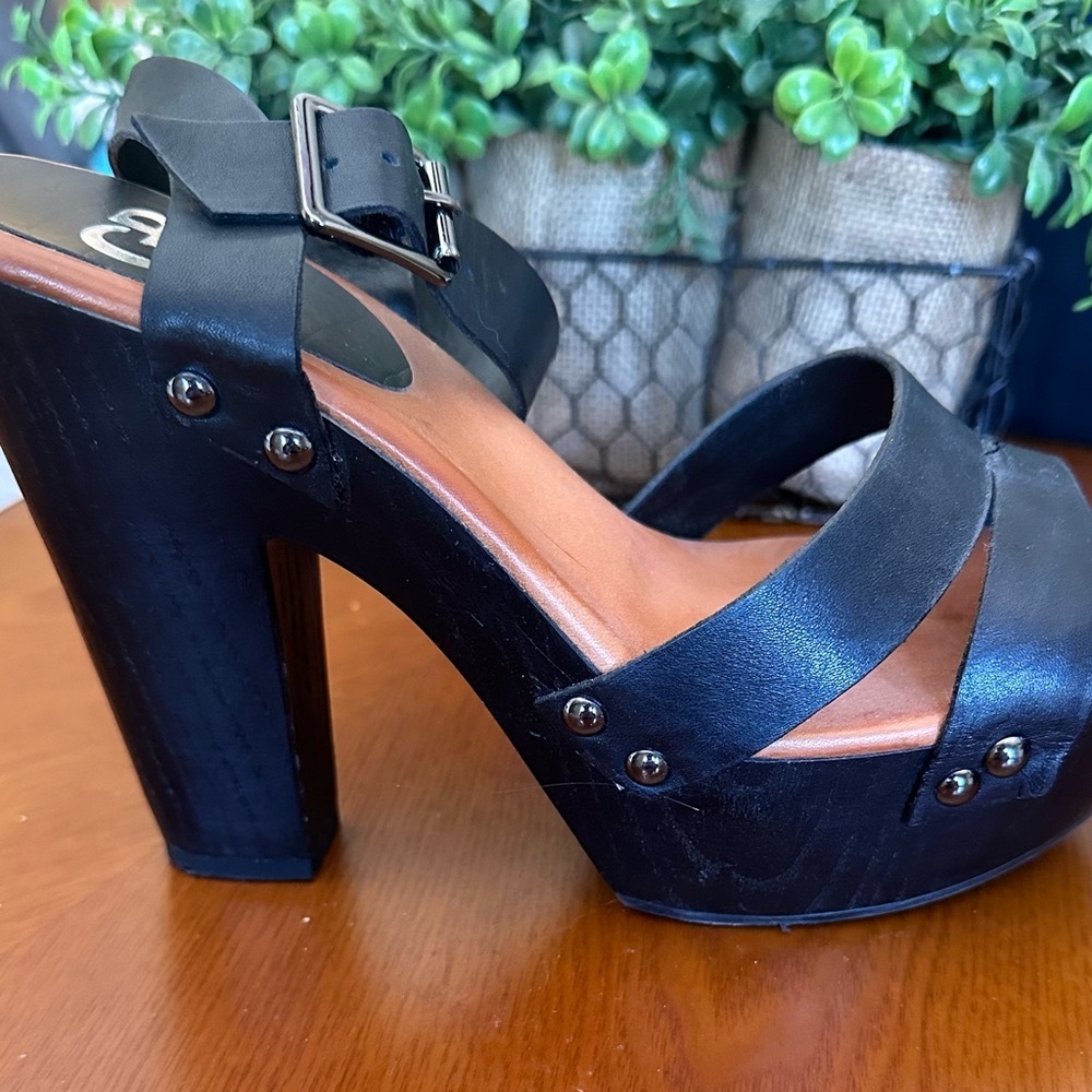 Gianni Bini platform sandals